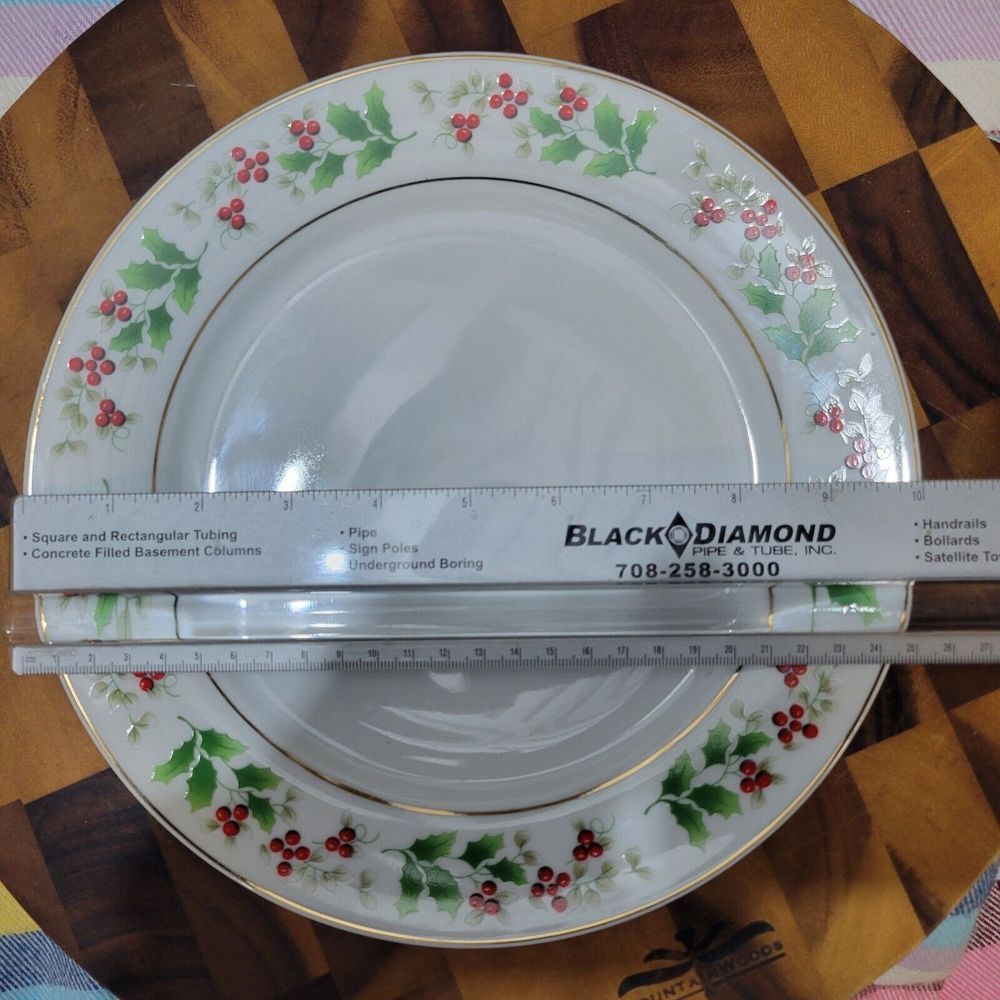 Royal Norfolk Christmas Holly and Ivy 10" Dinner PlateIt is in very good...